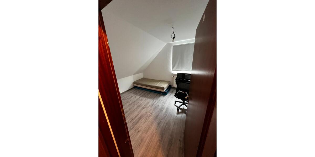 Dachgeschoßwohnung Salzgitter Ortschaft Nord - 8 Zimmer, 130 m&sup2;, 1.100&euro; | Angebot:26536399