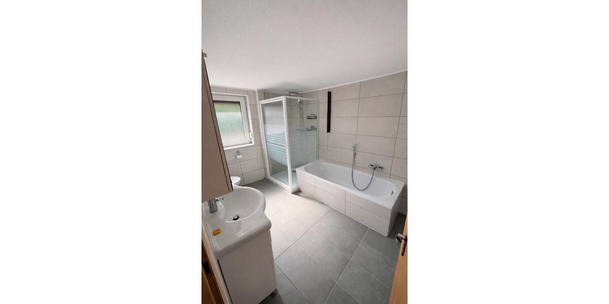 Erdgeschoßwohnung Giesen - 3.5 Zimmer, 128 m&sup2;, 1.150&euro; | Angebot:25957327