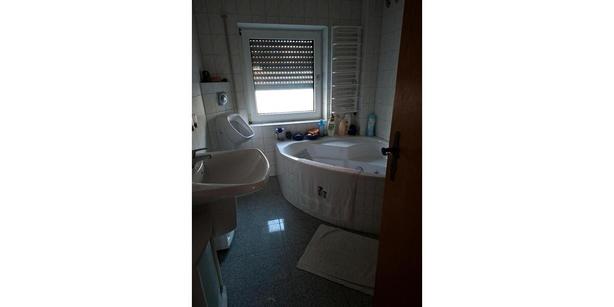 Dachgeschoßwohnung Sarstedt - 4 Zimmer, 86 m&sup2;, 50&euro; | Angebot:24408482