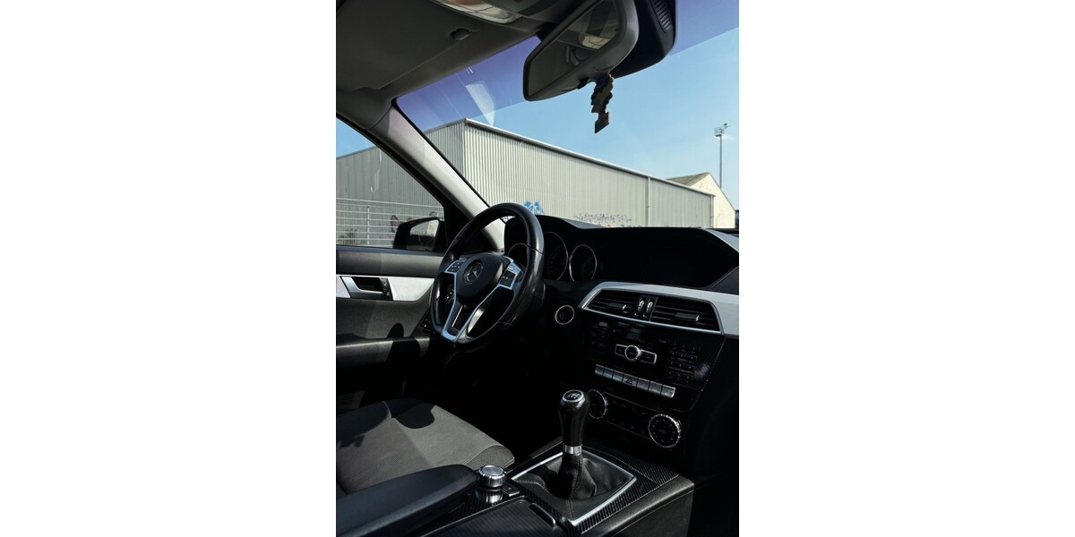 Mercedes-Benz 220 261.498 km 8.500 &euro; Hannover 30159